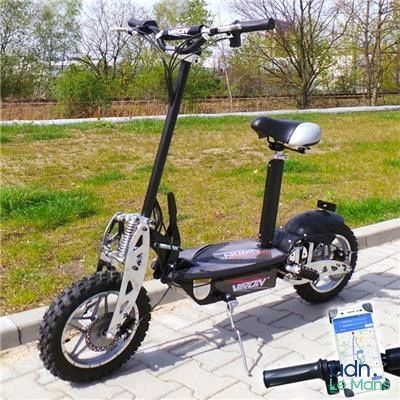 un scooter garé sur le bord de la route