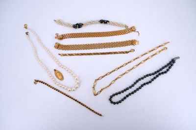 plusieurs types de colliers et de bracelets posés sur un fond blanc