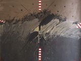 une peinture représentant une vague en noir et blanc avec des rayures rouges et blanches