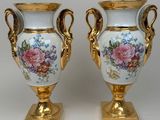 paire de vases anciens en porcelaine avec poignées dorées et fleurs sur les vases
