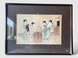 tableau encadré représentant deux femmes en kimono, avec une boîte en bois