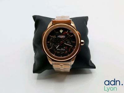 une montre posée sur un oreiller, sur une table