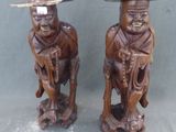 deux figurines représentant un homme et une femme portant un chapeau