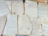 une pile de vieux papiers posée sur une table