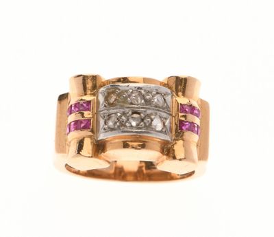 un gros plan d'une bague en or sertie de diamants et de saphirs roses