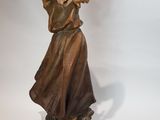 statue d'une femme tenant une batte de baseball sur fond blanc