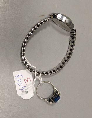 un bracelet en argent orné d'une pierre bleue et muni d'une étiquette