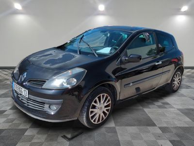 la photo d'une voiture noire garée dans un garage