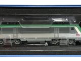 une maquette de train dans une boîte en plastique