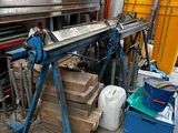 une machine qui travaille sur une pièce de bois