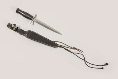 Couteau dit « de jet » , lame plate à 2 pans, marquée d’un c… - Photo 1