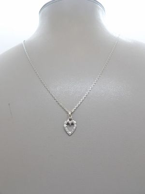 gros plan d'un torse de mannequin portant un collier