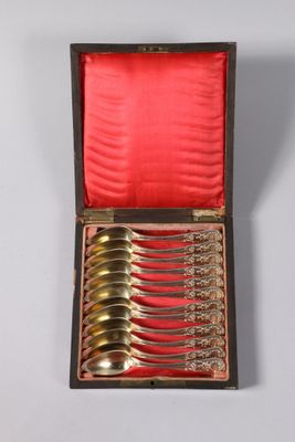 argenterie dans un coffret en bois doublé de velours rouge