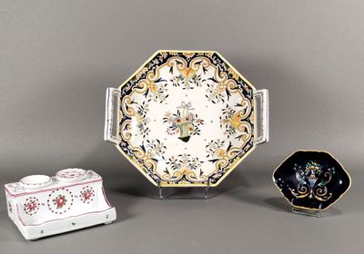 Plusieurs types d'objets décoratifs sont disposés sur une surface grise