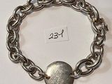 bracelet plaqué argent muni d'un fermoir rond et d'un bouton