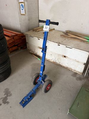 un scooter bleu qui est garé dans un garage