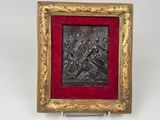 un relief antique en bronze représentant un homme et une femme tenant une croix