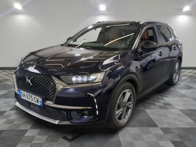 vue de face d'un SUV bleu garé sur un sol à damier