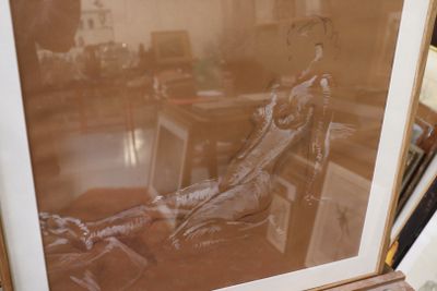 une photo d'une photo représentant une femme assise sur une chaise