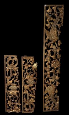 trois pièces de bois sculpté ornées d'oiseaux et de fleurs