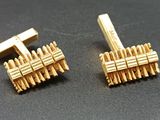 une paire de boutons de manchette dorés ornés d'une croix