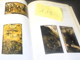 un livre ouvert sur lequel figure une femme
