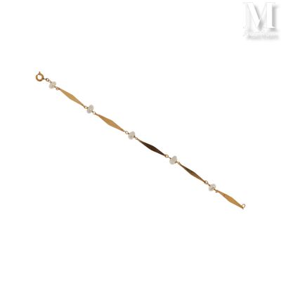 gros plan d'un bracelet en or et diamants sur fond blanc