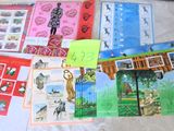 beaucoup de cartes postales posées sur une table, avec une étiquette indiquant le prix