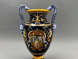 un vase bleu et jaune posé sur une table