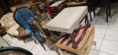 le nombre de chaises qui sont assises ensemble dans une pièce