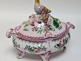 un oiseau perché sur une boîte décorative