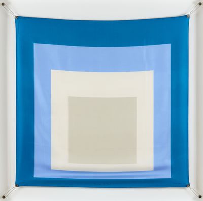 un carré bleu et blanc avec un carré blanc au milieu