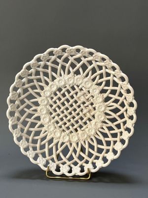 une image représentant une assiette blanche ornée d'un motif décoratif