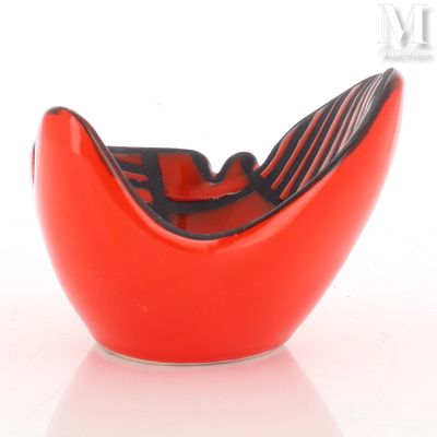 un bol rouge orné d'une bande noire