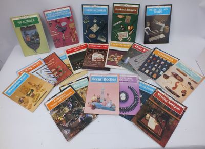 un grand nombre de livres posés sur une table