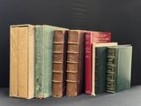 plusieurs vieux livres sont alignés sur une table