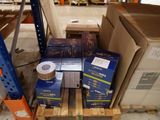 une pile de boîtes sur une palette dans un entrepôt