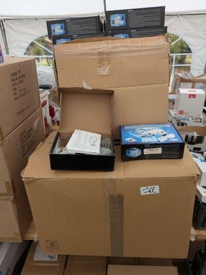 de nombreuses boîtes empilées dans une pièce