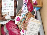une boîte en carton remplie d'articles divers à vendre