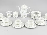 de nombreuses tasses et soucoupes disposées en cercle