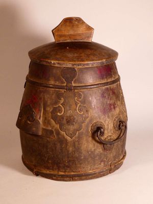 KERALA, Inde. Grand pot couvert en bois et monture métalliqu…