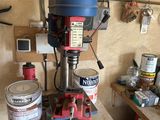 une perceuse posée sur une table dans un garage