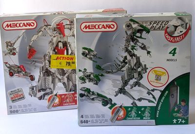 deux boîtes de jouets d'action meccan sur une surface blanche
