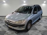 la photo d'une voiture argentée garée dans un garage
