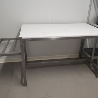 une table blanche et une chaise dans un coin de la pièce