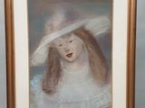portrait d'une jeune fille vêtue d'une robe blanche et coiffée d'un chapeau blanc