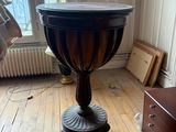une petite table au milieu d'une pièce au sol en parquet