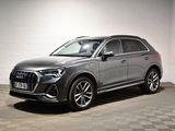 Le nouveau SUV Audi QX est garé dans un garage.