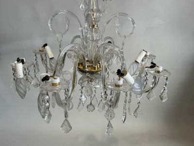 un lustre en verre suspendu au plafond