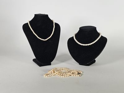 deux mannequins noirs ornés de perles et d'un fermoir en or